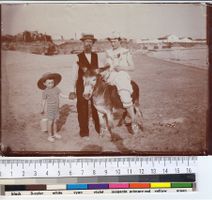 Fotografie «Frau auf Esel am Strand» 1906