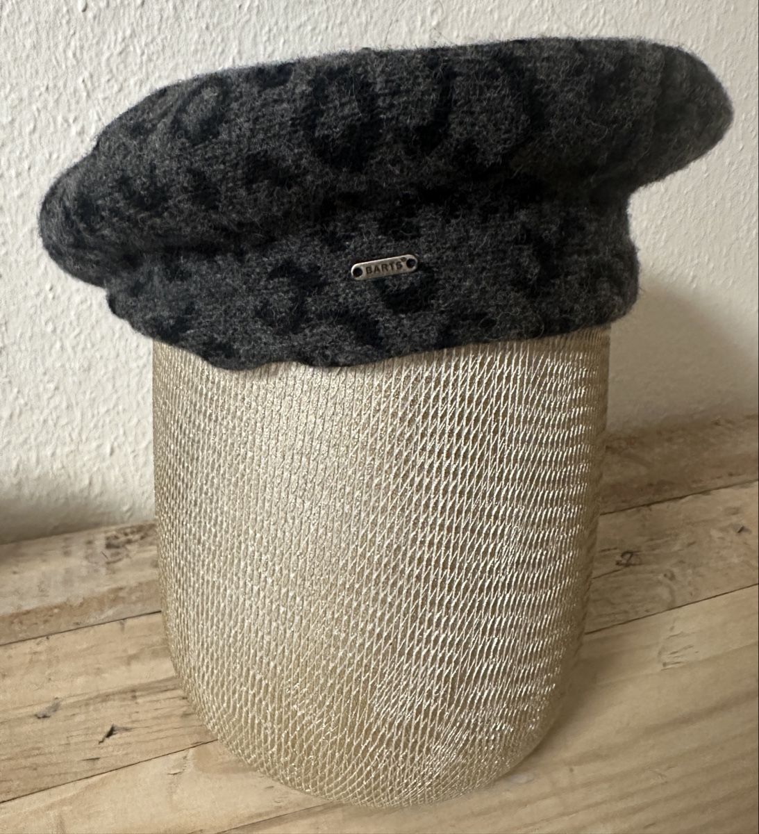 Barts Copricapi, berretti & cappellini: Barts Leconte Beret – Wollbarett grau leopard – Usato da Steffisburg venduto da blackcoffee