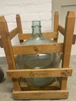 Bottiglione in vetro con cassa in legno.