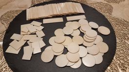 Handgeschnitzte französische Spielmarken um 1900