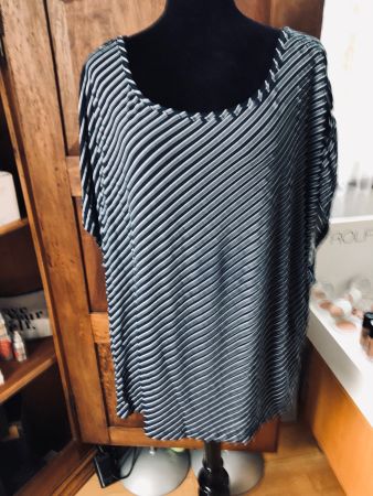 Modisches Streifen-Shirt mit Raffung an den Ärmeln - Gr....