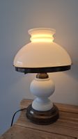 Charmante Vintage Tischlampe mit Milchglasschirm