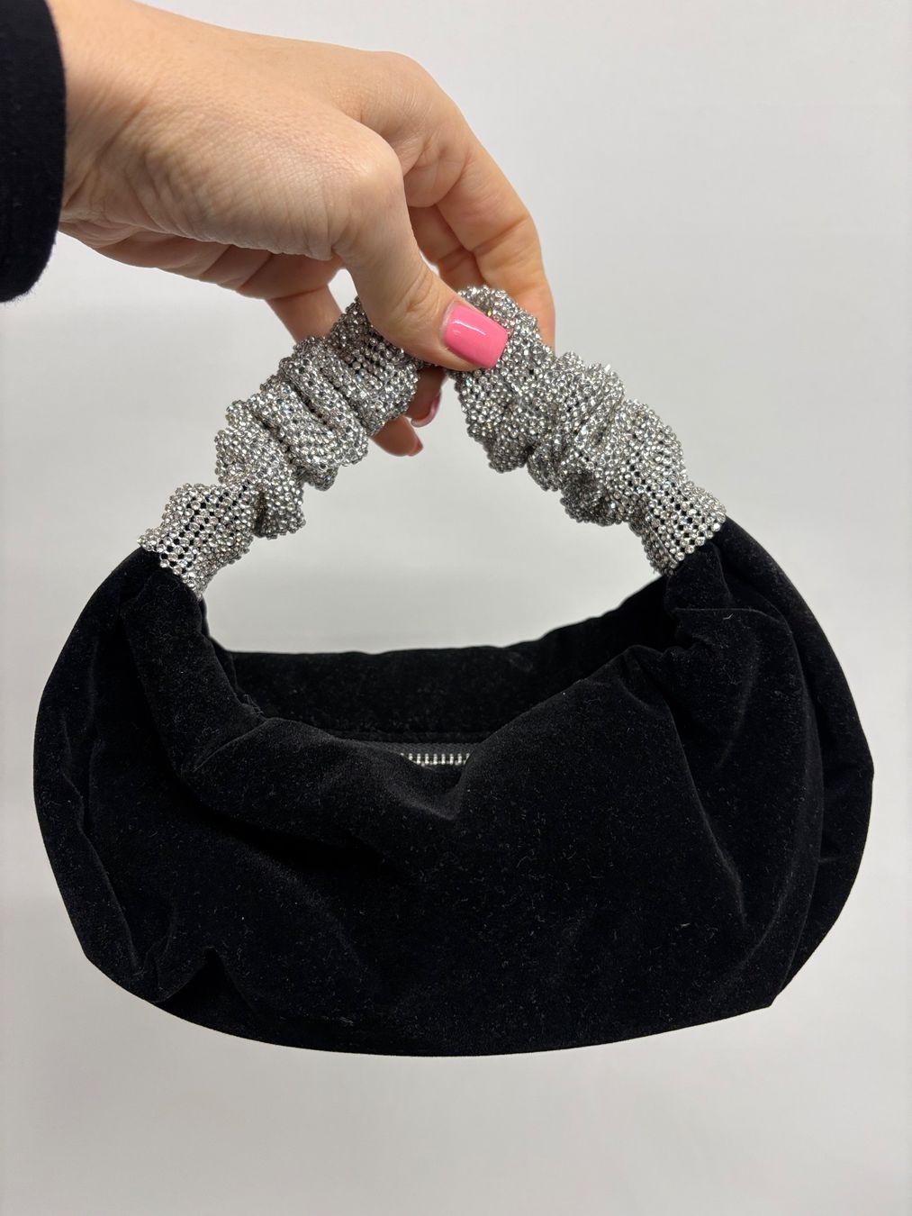 Borse da donna: Schwarze Samt Tasche mit Strass Minibag – Nuovo (secondo la descrizione) da Regensdorf venduto da secondchancefashion 3