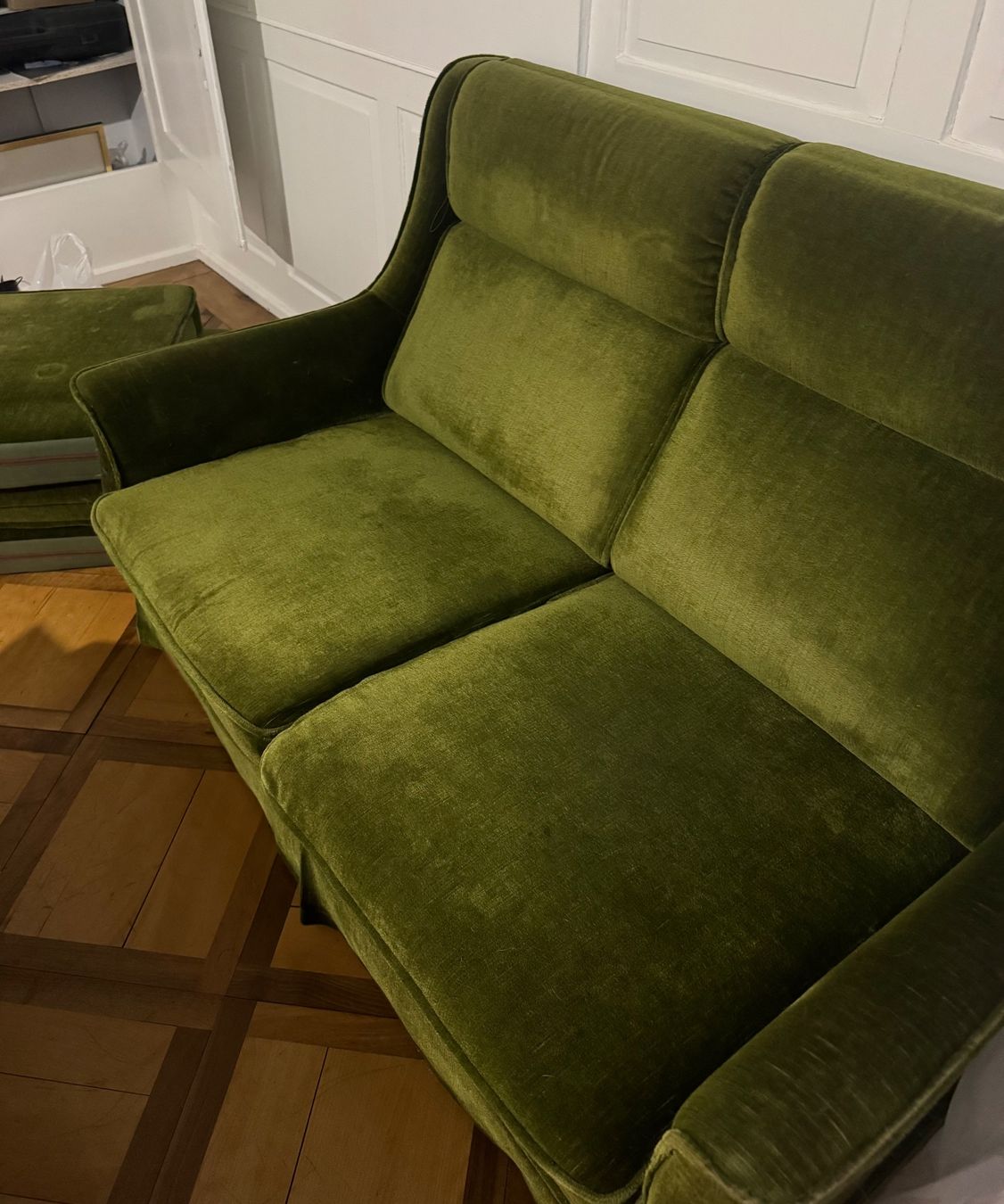 Divani: Olivgrüne Samt-Sitzgruppe mit Sofa, Sessel und Hocker – Usato da St. Gallen venduto da mer_l2n9