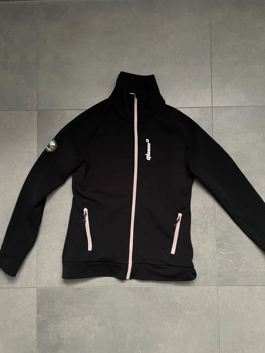 Qloom Vestes: Softshelljacke von Qloom, schwarz, Grösse S – Neuf (Voir description) à Neftenbach par RIB123456