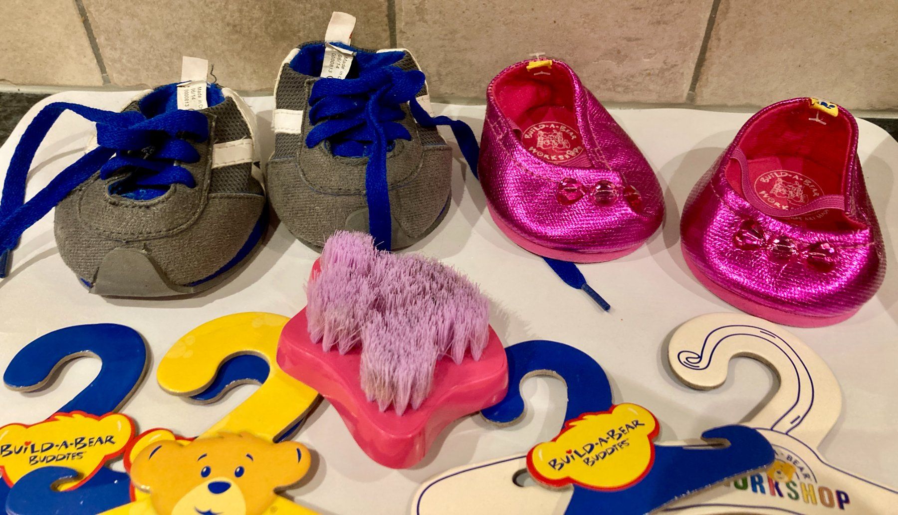 Spielzeuge: Build-A-Bear 2 Paar Schuhe und Bürste – Gebraucht aus Saas-Grund von rau_tn8j 1