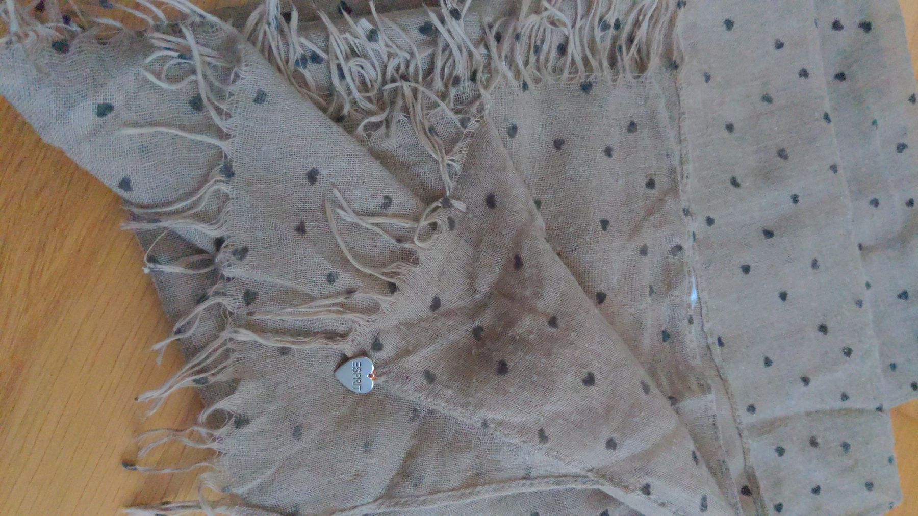 Esprit Foulard & Sciarpe: Leichter Schal von ESPRIT mit Herzmuster – Usato da Sutz venduto da Rawypp 1
