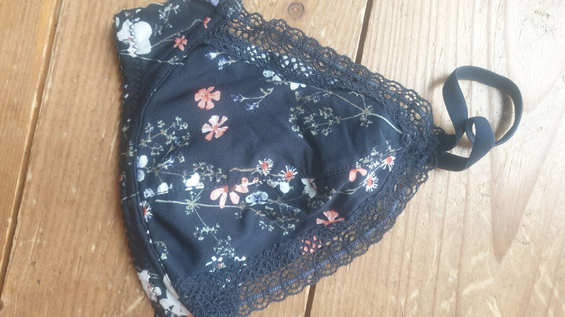 Altra biancheria intima: Bralette aus Spitze und Blumenmuster – Usato da Gränichen venduto da mic_x2zf 1