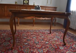Eleganter Esstisch aus Massivholz im klassischen Stil