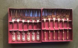 12 vergoldete Kuchengabel in roter Schachtel verpackt
