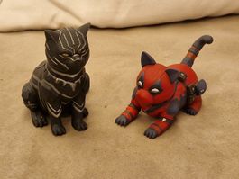 Deadpool und Black Panther Katzen Figuren - für Sammler