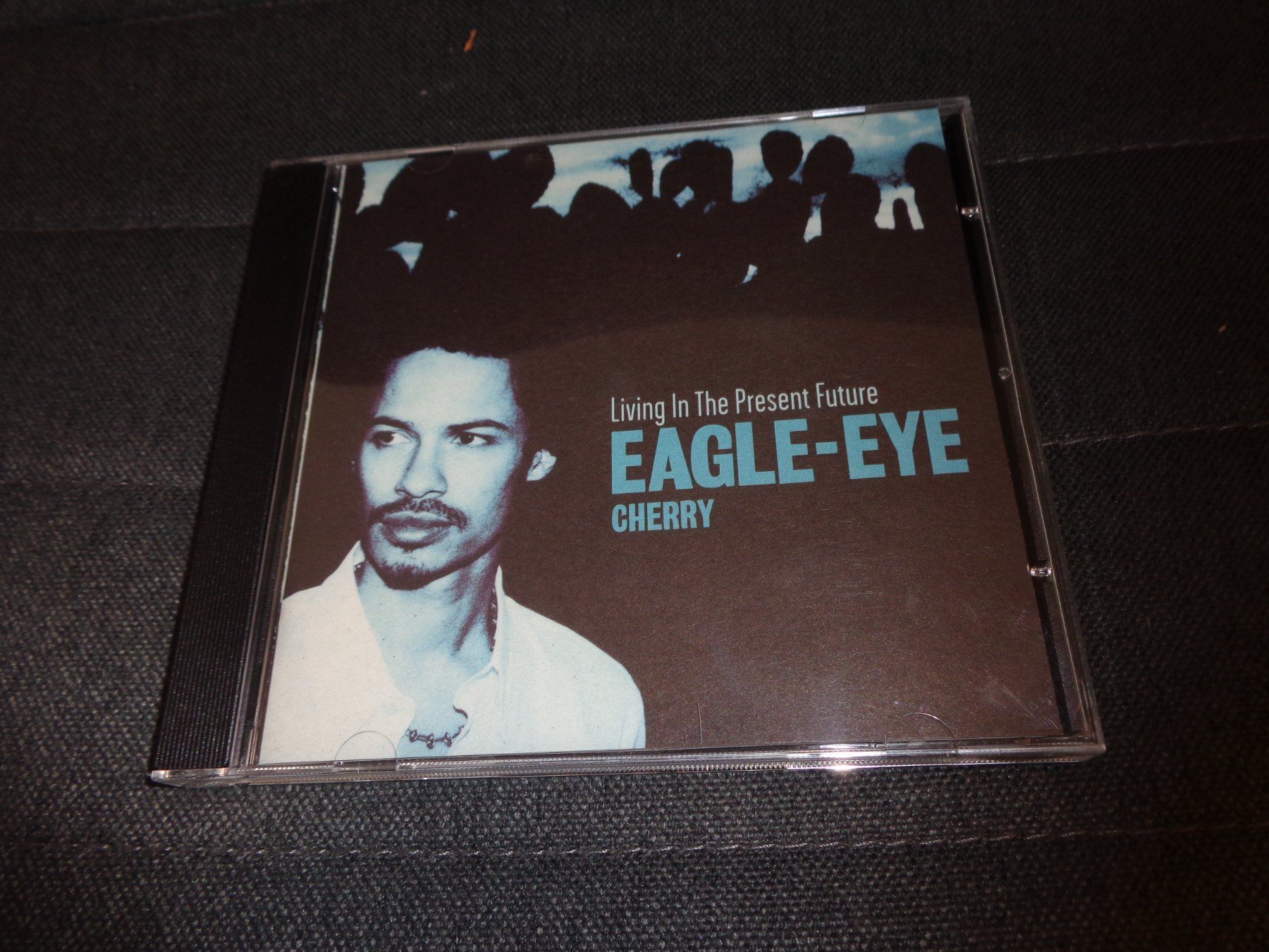CD: Eagle-Eye Cherry - Living in the Present Future CD – Usato da Olten venduto da Disc-Ausverkauf
