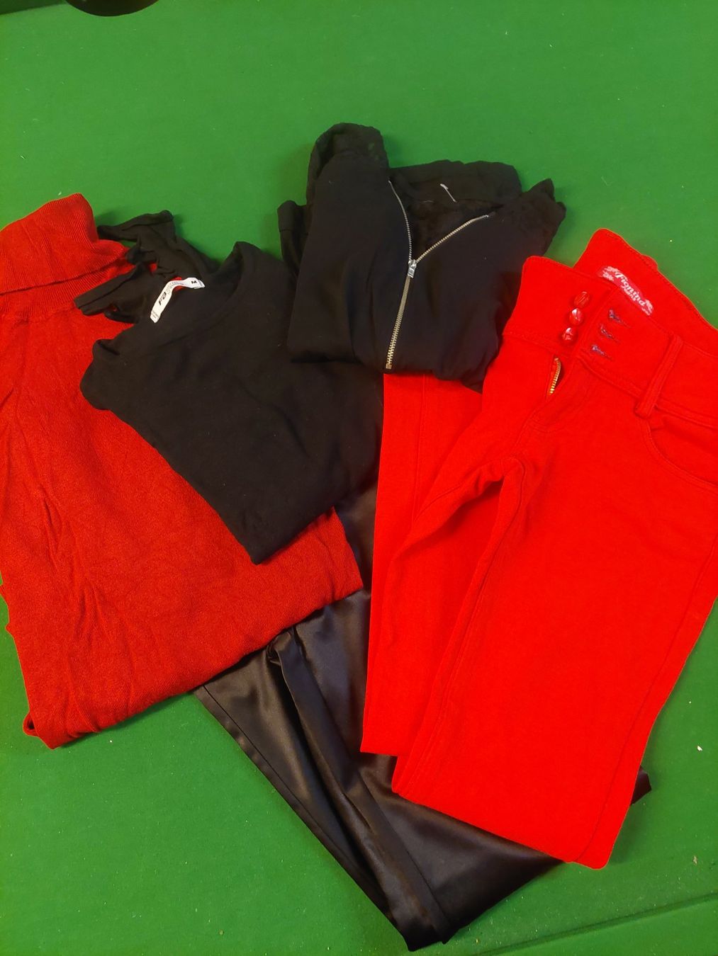 Lotti di vestiti: Kleiderpaket rot/schwarz – Usato da Wynau venduto da Meysi