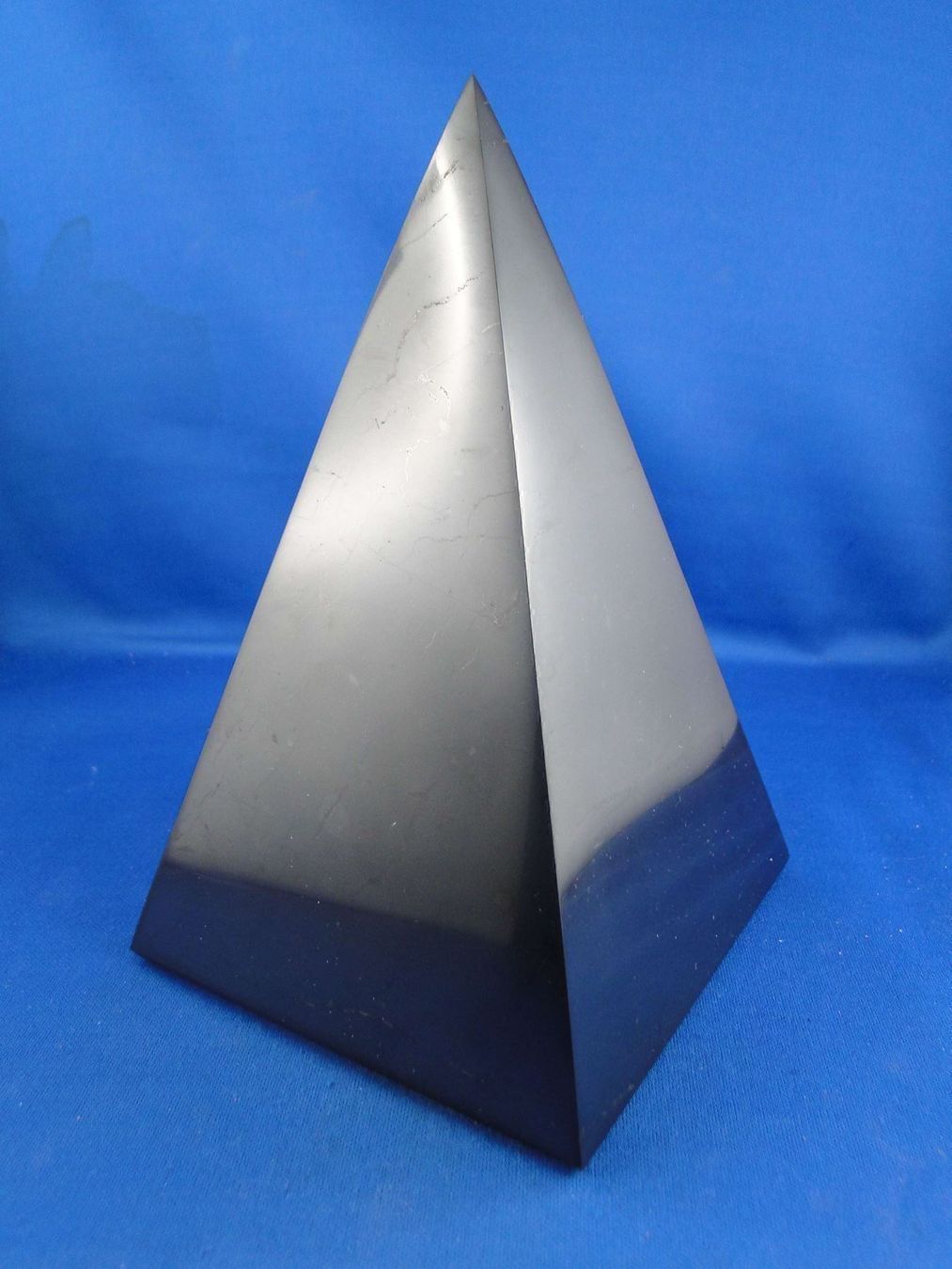 Mineralien & Heilsteine: Shungit-Pyramide 10cmx10cm poliert – Gebraucht aus Schinznach Bad von Demerald 4