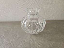 Vase en verre taillé, décor floral parfait pour le printemps