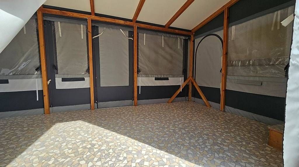 Verande & Tende da sole: A vendre auvent Herzog  gris 4 saisons avec structure bois – Usato da Belmont-Yverdon venduto da FloridaJeep 2