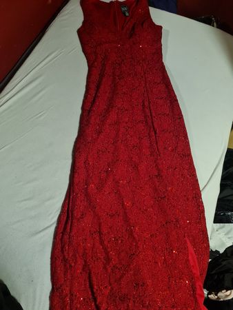Rotes Abendkleid, Grösse 8US, ideal für festliche Anlässe