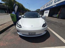 Tesla Model 3 blanc nacré