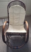Schaukelstuhl aus Rattan braun mit Sitzkissen