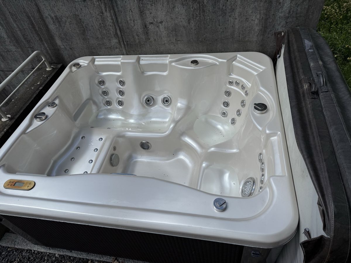 Jacuzzi Whirlpool: Riviera Isolaspa Aldea II -  Whirlpool mit Abdeckung – Usato da Balgach venduto da Migi1974 1
