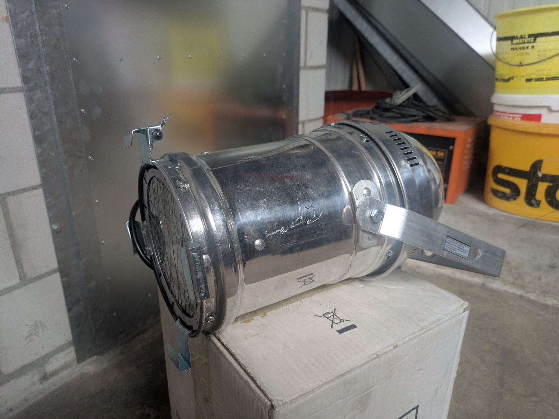 Lampes: PAR Scheinwerfer 150 W gebraucht Chrom mit Bügel – D'occasion à Grosswangen par Psion007 2