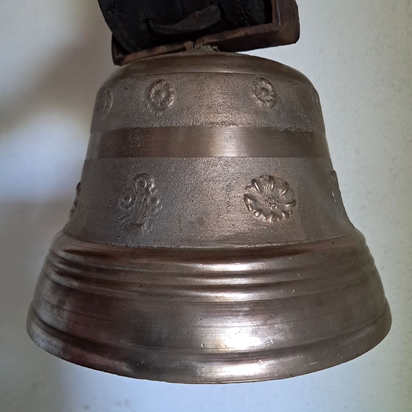 Glocken & Treicheln: ALTE  ALBERT GUSSET GLOCKE  – Gebraucht aus Murten von SHETHOF 4