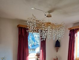 Eleganter Kronleuchter / Hängeleuchte mit Kristallblättern –