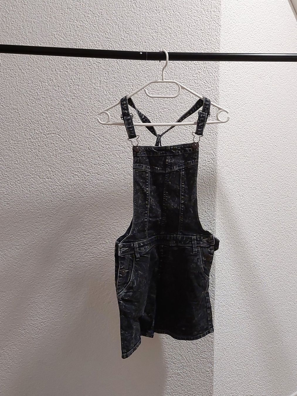 Pantaloni: Kurze Latzhose in schwarz – Usato da Gunzwil venduto da 11G11