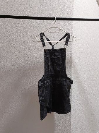 Kurze Latzhose in schwarz