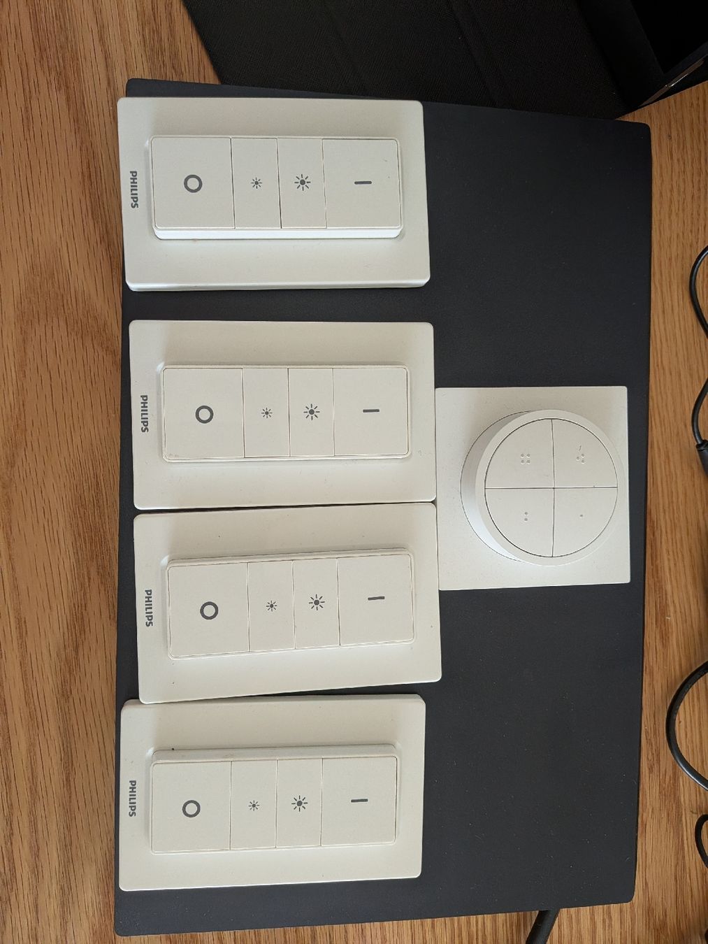 Philips Interruttori: Philips Hue Smart Light Switch Set - 4 Dimmers + Hub – Usato da Maur venduto da geo_tw5t