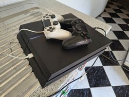 PS4 Konsole mit 2 Controllern und Spielen