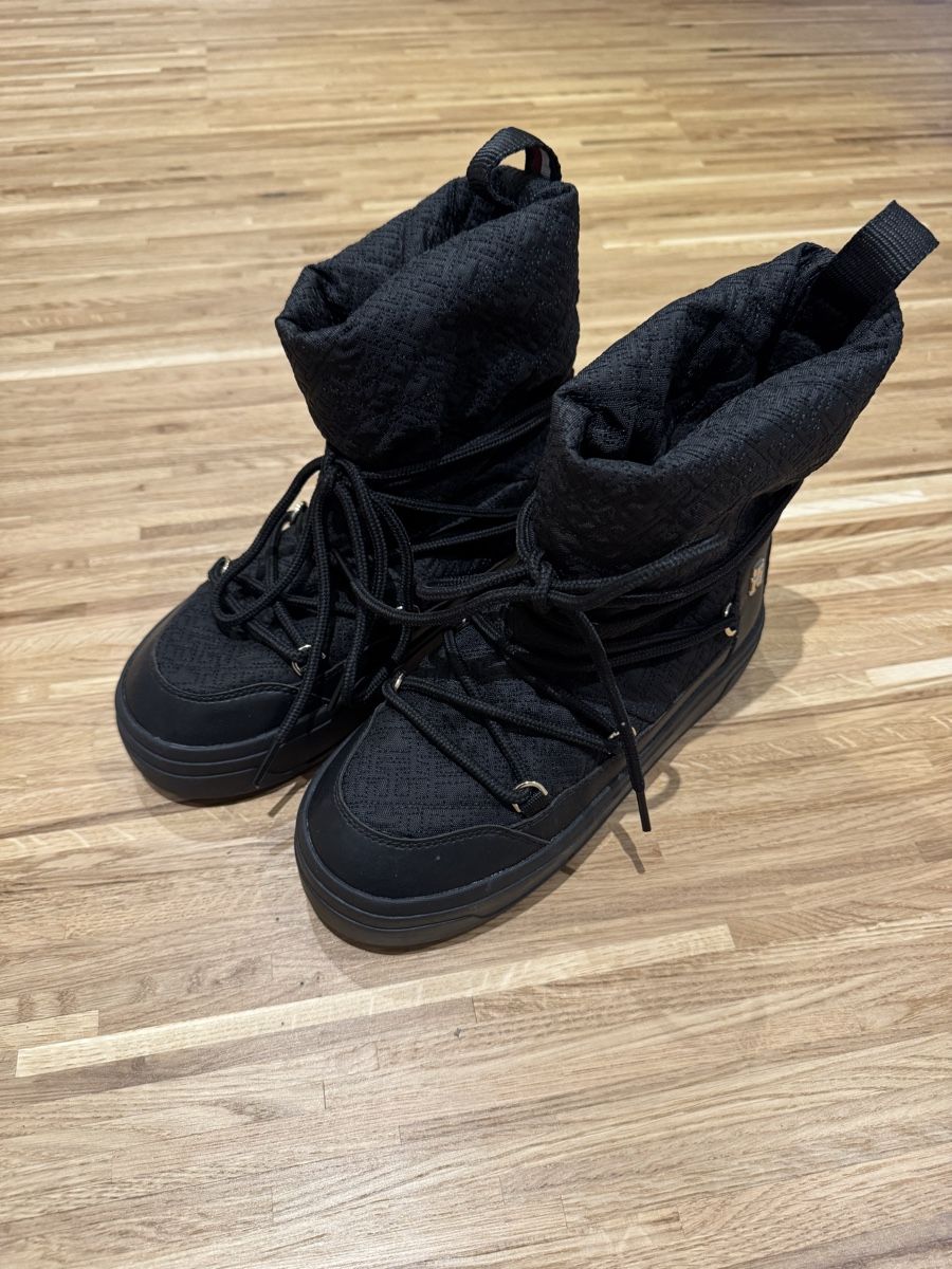 Tommy Hilfiger Scarpe da donna: Tommy Hilfiger Winterboots, Schwarz, Grösse 37 – Nuovo (secondo la descrizione) da Uznach venduto da jasmino12 1