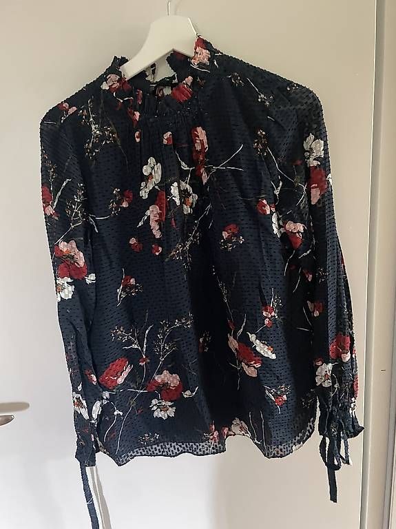 Camicette: Dunkelblaue Blumenbluse mit  Schleifendetail in Größe S  – Usato da Zürich venduto da Ineselisabeth 1