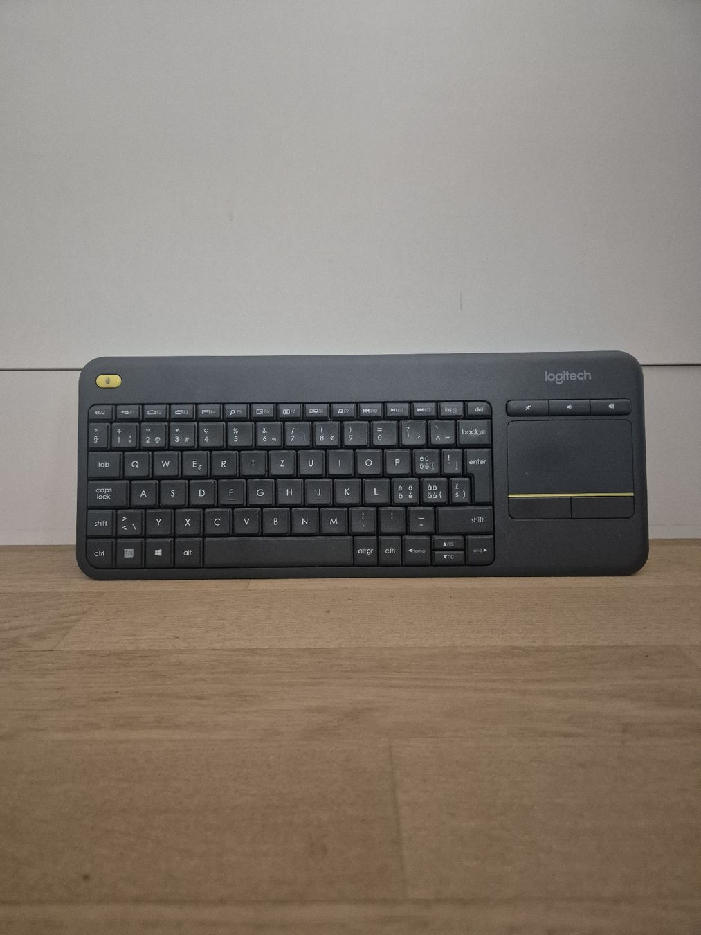 Logitech Tastaturen: Logitech K400 Plus Tastatur mit Touchpad. – Gebraucht aus Maladers von jan_cj2z