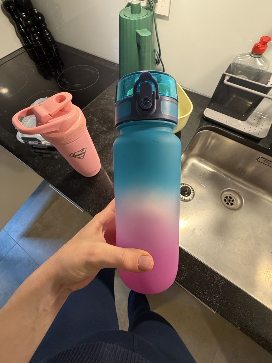 Trinkflaschen & Thermosflaschen: Gradient Plastic Water Bottle Blue and Pink – Gebraucht aus Zürich von hoe_68wy