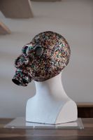 Kunstwerk «Gasmaske mit Pailletten», Chris Wagner, ca. 2010