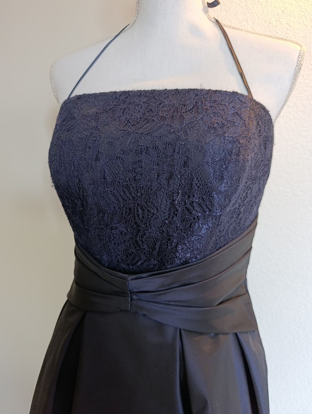 Kleider: Abendkleid – Gebraucht aus Strengelbach von Cbrughelli 1