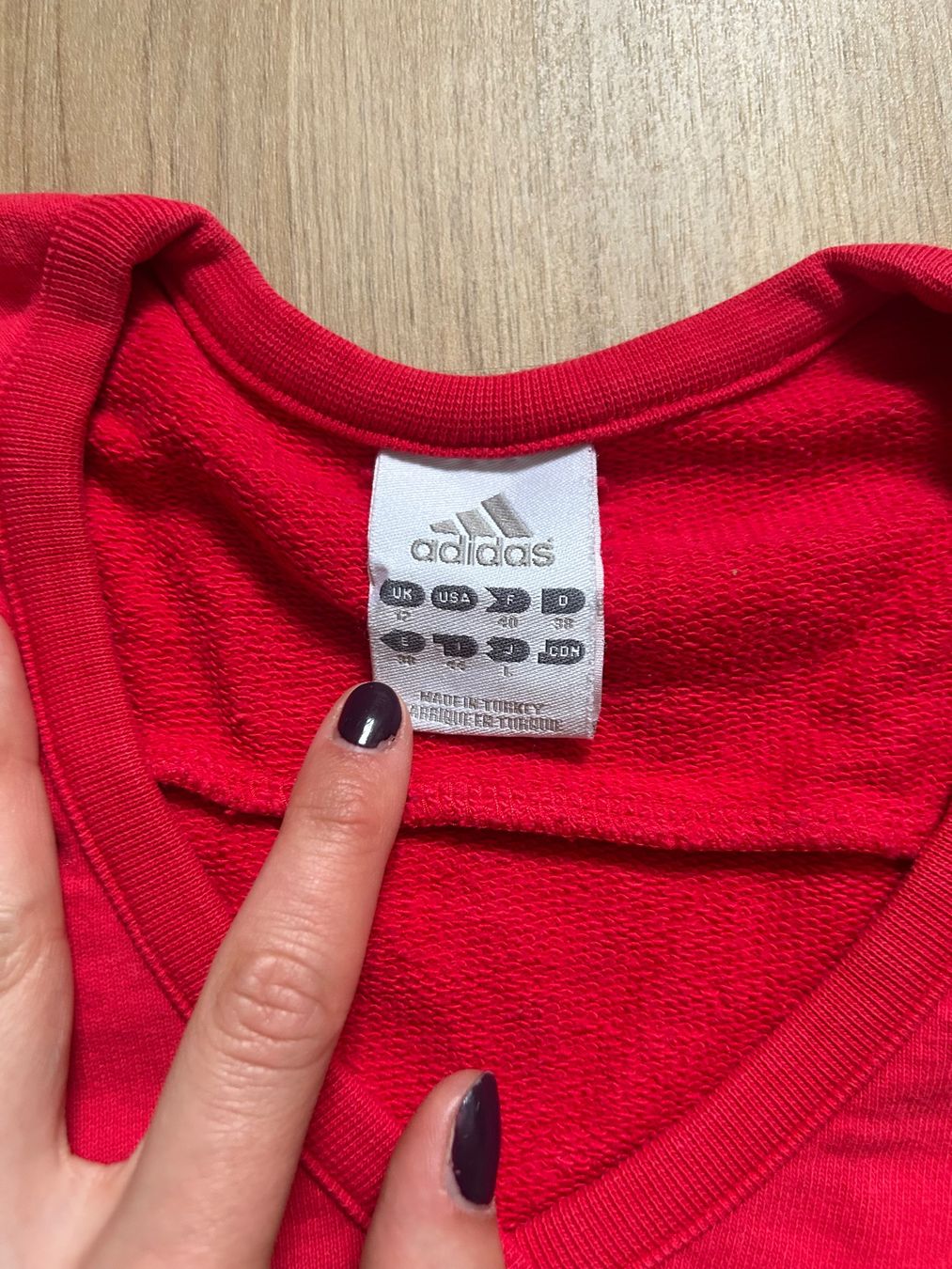 Adidas Maglioni & Felpe: Pull Adidas rouge col en V – Usato da Delémont venduto da elena_neuhaus 3