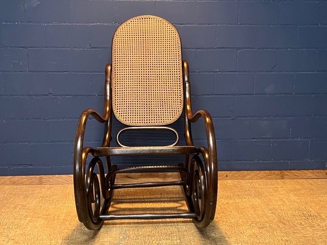 Sessel: Antiker Schaukelstuhl von Fischel – Gebraucht aus Zürich von Lager_Zeughaus 2