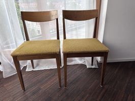 Zwei Holzstühle mit Stoffbezug gelb