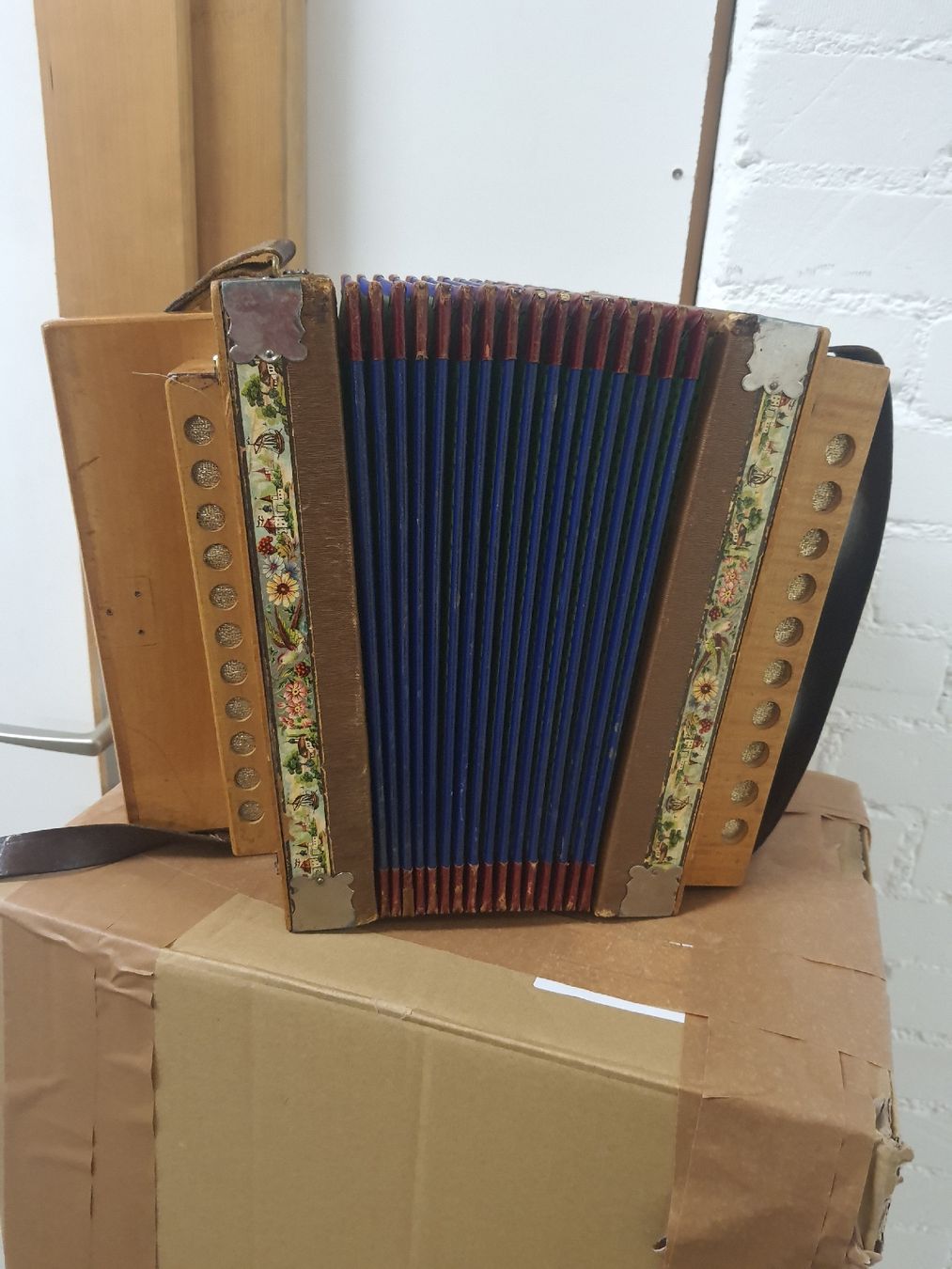 Instruments de musique: schwyzerorgeli 8 basses à restaurer  – D'occasion à Pont-de-la-Morge par Mirabelle0 7