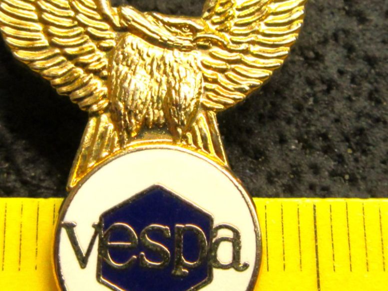 Placchette & Badge: VESPA EAGLE PIN MOTORROLLER GOLDIG MIT SECURITY-CLIP – Usato da Ettingen venduto da Hausi4711 1