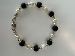 Schönes Armband mit weissen Perlen und Lavastein