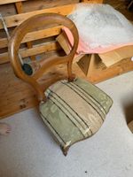 Antiker Polsterstuhl mit geschwungener Rückenlehne