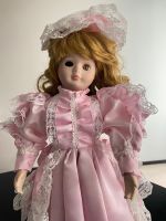 Porzellanpuppe mit rosa Kleid gebraucht defektes Auge