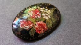 Brosche oval bemalt Blumen rot weiss gut erhalten 5,5 cm