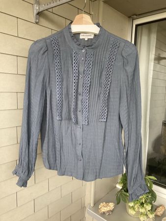 Wunderschōne rauchblaue Bluse