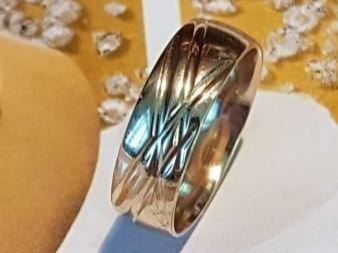 Anelli: Stilvoller Goldring mit elegantem Muster – Nuovo (secondo la descrizione) da Unterägeri venduto da Altgoldschmuck