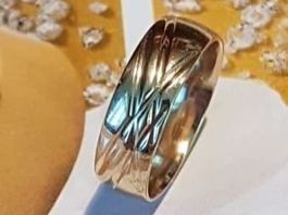 Stilvoller Goldring mit elegantem Muster