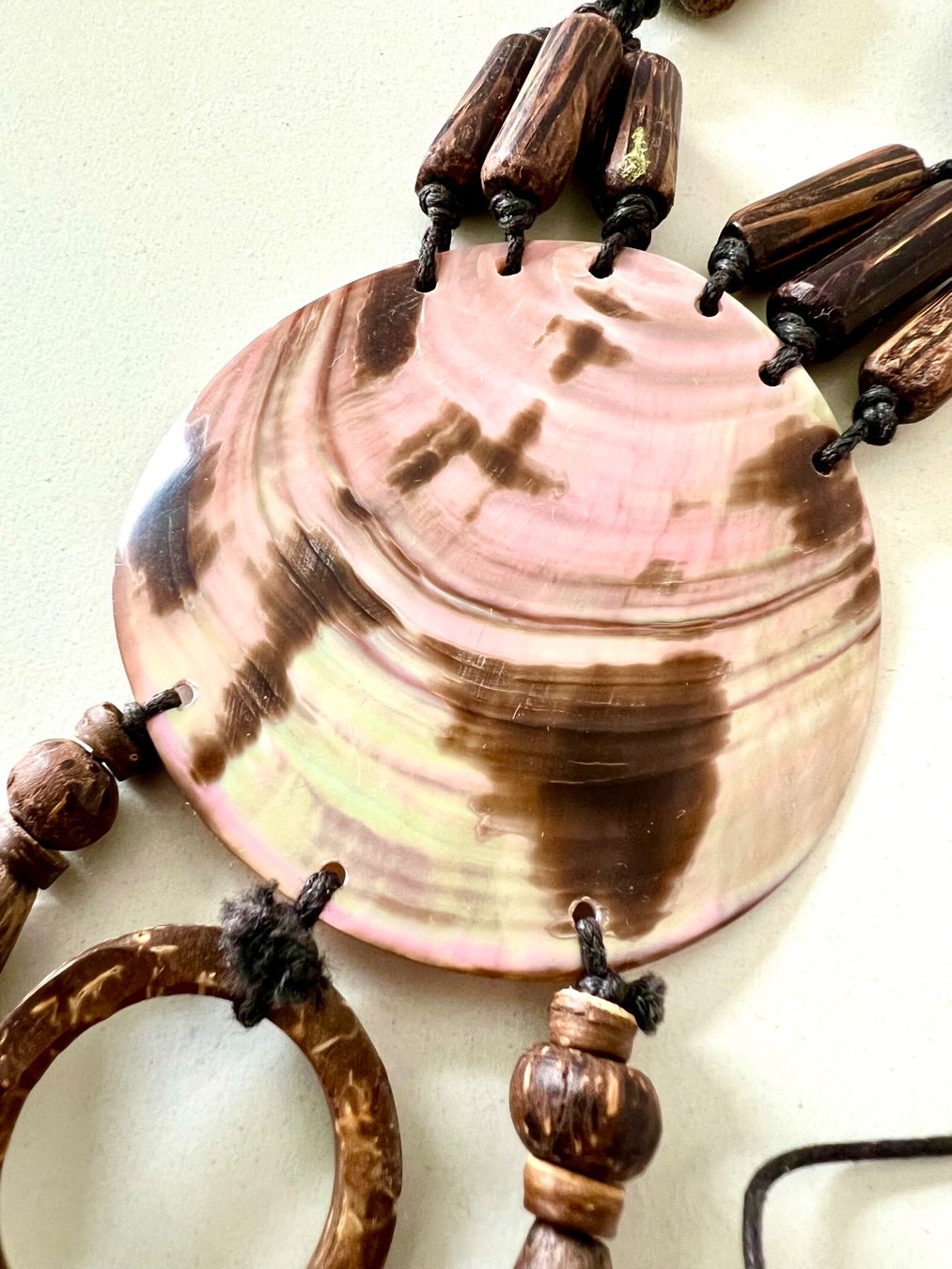 Colliers: Boho Statement-Kette - schimmerndes Perlmutt & Naturholz – D'occasion à Ruswil par artbyhand 6